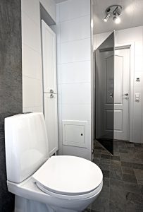 JTS Rörservice renoverar badrum i Nacka – Badrumsbild, toa, inbyggt skåp och dusch