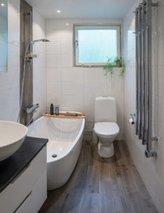 Badrumsrenovering med toalett och badkar