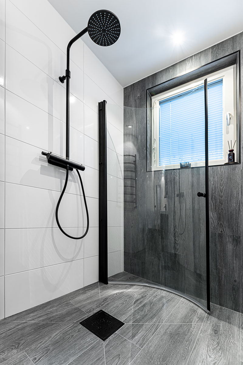 Orminge – Badrum med dusch och liten toalett med dusch